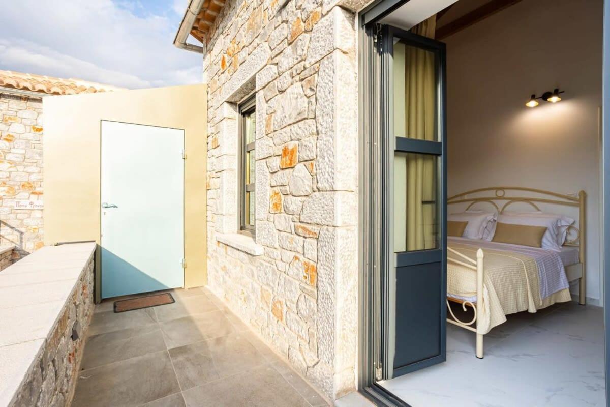 Mani Stone Built Home A Breath Away To The Sea Sztúpa Kültér fotó